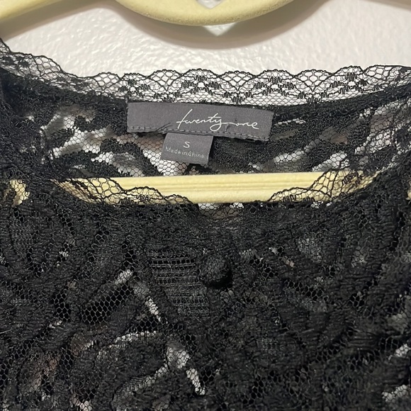 Pretty lace dress. Off white lining. Size small - Picture 3 of 5